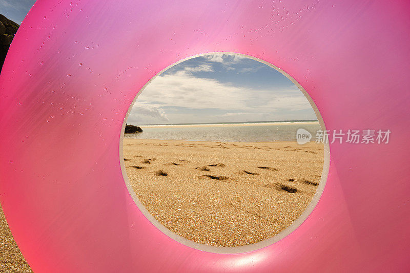 透过粉红色橡胶圈在Pedn Vounder海滩，康沃尔在一个完美的阳光明媚的6月的一天。